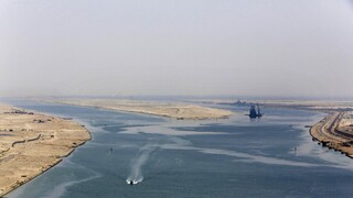 Διώρυγα του Σουέζ: Κόλλησε δεξαμενόπλοιο για 20 λεπτά