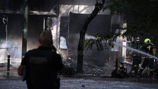 Εκρήξεις λόγω φωτιάς σε κατάστημα στην Αχαρνών - Ένας τραυματίας