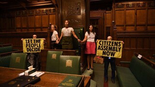Βρετανία: Ακτιβιστές της Extinction Rebellion «κόλλησαν» στη Βουλή των Κοινοτήτων
