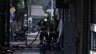 Αποκαταστάθηκε η κυκλοφορία στην Αχαρνών: Ένας τραυματίας μετά τις εκρήξεις σε κατάστημα με φιάλες