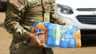 ΗΠΑ: Ο στρατός βοηθά στη διανομή μπουκαλιών νερού στο Τζάκσον του Μισισιπή