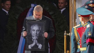 Χιλιάδες Ρώσοι αποχαιρέτησαν τον Μιχαήλ Γκορμπατσόφ - Απών ο Βλαντιμίρ Πούτιν