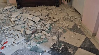 Σεισμός στη Σάμο: Κατέρρευσε η οροφή του δημαρχείου - Επικοινωνία Πέτσα με τον δήμαρχο