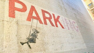 Banksy: Τοιχογραφία του καλλιτέχνη πωλείται σε δημοπρασία - Μαζί με το κτήριο...