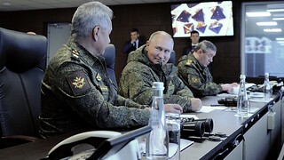Vostok 2022: Ευδιάθετος και χαμογελαστός ο Πούτιν στα πολυεθνικά στρατιωτικά γυμνάσια