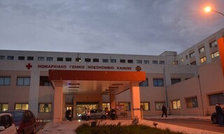 Aσθενής σερνόταν στο πάτωμα στο νοσοκομείο Χανίων - Τι απαντά η διοίκηση