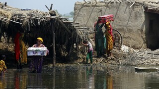 Πακιστάν: Δεν αφήνουν τις γυναίκες να φύγουν από τα πλημμυρισμένα σπίτια τους για λόγους «τιμής»