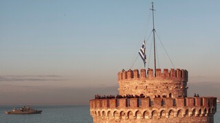 Θεσσαλονίκη: «Βούρκος» ο Θερμαϊκός στην πλατεία Λευκού Πύργου - Σκουπίδια και έντονη δυσοσμία