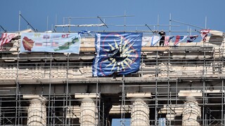 Λήξη συναγερμού στην Ακρόπολη: Kατέβηκε ο άνδρας που σκαρφάλωσε για να κρεμάσει σημαίες