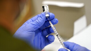 Κορωνοϊός: Άνοιξε η πλατφόρμα για το νέο εμβόλιο κατά της Όμικρον - Ποιες ομάδες αφορά