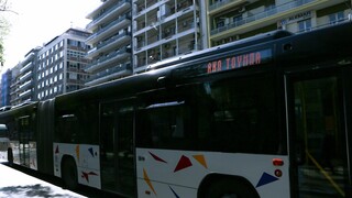Θεσσαλονίκη: Επιβάτης χτύπησε οδηγό λεωφορείου - Καταδικάζει τη βία ο ΟΑΣΘ
