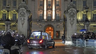 Βασίλισσα Ελισάβετ: Στο Μπάκιγχαμ το φέρετρο - Πλήθος κόσμου έξω από τα ανάκτορα