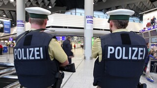 Σάλος στη Γερμανία: Αστυνομικοί κάνουν ρατσιστικά σχόλια ενώ συλλαμβάνουν βίαια έναν πατέρα