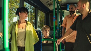 Η «Λούνα», μια παράσταση μέσα σε λεωφορείο εν κινήσει, κάνει στάσεις στην ιστορία της Θεσσαλονίκης