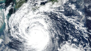 Ιαπωνία: Χιλιάδες άνθρωποι σπεύδουν σε καταφύγια για να σωθούν από τον τυφώνα Νανμαντόλ