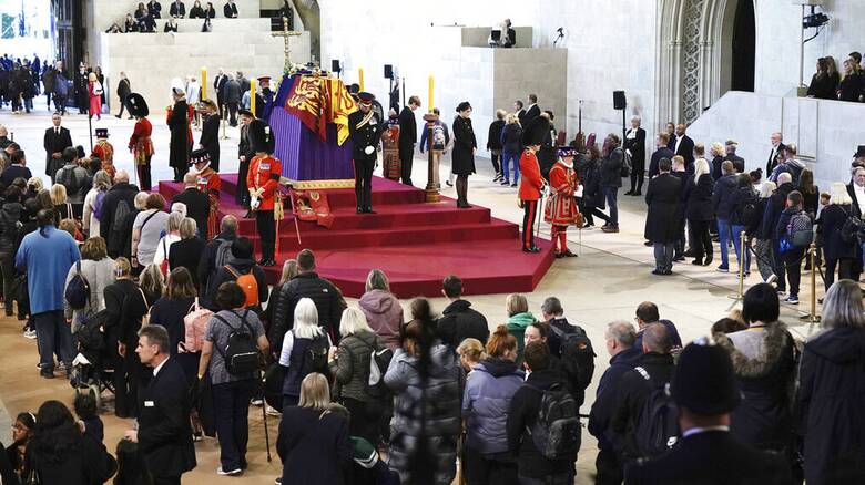 Κηδεία βασίλισσας Ελισάβετ: Ολοκληρώθηκε το λαϊκό προσκύνημα στο φέρετρο
