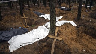 Οι Ουκρανοί ανασύρουν νεκρούς από τον ομαδικό τάφο στο Ιζιούμ