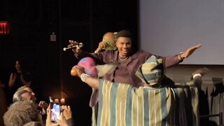Απολαυστικός ο Γιάννης Αντετοκούνμπο χορεύει σε αφρικανικούς ρυθμούς
