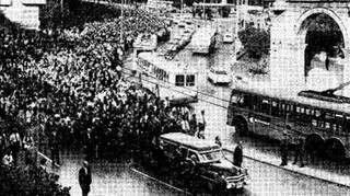 Σαν σήμερα: 22 Σεπτεμβρίου - Η κηδεία του Σεφέρη γίνεται μια απρόσμενη διαδήλωση κατά της χούντας