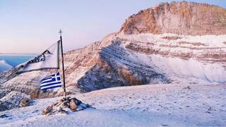 Άναψαν τα τζάκια στα ορεινά της Ηπείρου - Το πρώτο χιόνι στον Όλυμπο