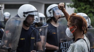 Μάχσα Αμινί: Διαμαρτυρία στην ιρανική πρεσβεία στην Αθήνα - Ένταση μεταξύ ΕΛ.ΑΣ. και διαδηλωτών