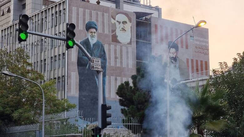 Πόσο απειλείται το θεοκρατικό καθεστώς του Ιράν από την εν εξελίξει κοινωνική εξέγερση;
