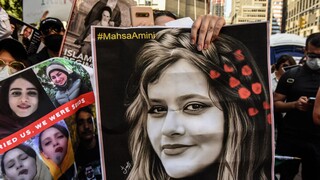Ξεσηκωμός για τη Μάχσα Αμινί: «Έρευνα» υπόσχεται ο Ιρανός πρόεδρος εν μέσω άγριας καταστολής