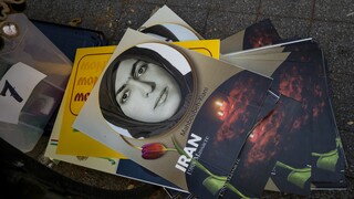 Ιράν - Μάχσα Αμινί: Μαζικές «προληπτικές προσαγωγές» και κρατικές αντιδιαδηλώσεις υπέρ της μαντίλας