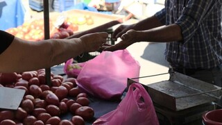 Καλπάζει η ακρίβεια: «Μαχαίρι» στις δαπάνες ακόμη και στα τρόφιμα