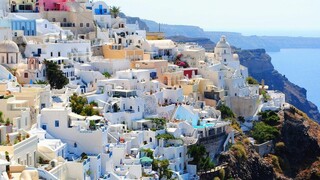 Χρονιά ρεκόρ για τον ελληνικό τουρισμό: Ο καλοκαιρινός απολογισμός σε 12 δημοφιλή νησιά