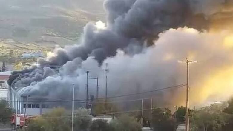 Μεγάλη φωτιά στο Βόλο: Στις φλόγες εργοστάστιο τροφίμων