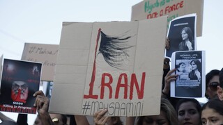 Μάχσα Αμινί: Γυναίκες έκοψαν τα μαλλιά τους στο Σύνταγμα διαμαρτυρόμενες για το ιρανικό καθεστώς