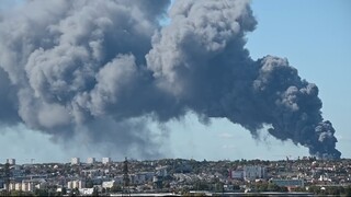 Φωτιά στο Παρίσι: Στις φλόγες η μεγαλύτερη αγορά τροφίμων του κόσμου «Rungis»