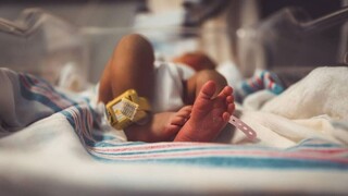 Την Τετάρτη θα απολογηθεί ο πατέρας για την κακοποίηση βρέφους - Διασωληνωμένο το μωρό