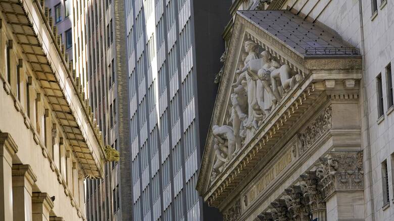 Wall Street: «Καμπάνα» ύψους 1,8 δισ. δολαρίων σε 16 χρηματοοικονομικές εταιρείες και τράπεζες