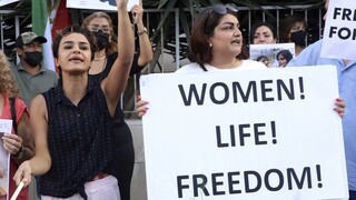 «Γυναίκες, ζωή, ελευθερία»: Συνεχίζονται οι αντικυβερνητικές διαδηλώσεις στο Ιράν παρά την καταστολή