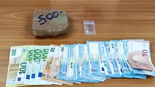 Δύο συλλήψεις στη Γλυφάδα για διακίνηση ναρκωτικών σε Αττική και Κέρκυρα