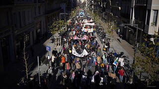 Παραλύει με απεργίες και διαδηλώσεις η Γαλλία για τους μισθούς και τις συντάξεις