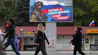 DW: «Δημοψηφίσματα» υπό την απειλή όπλου στην Ουκρανία