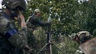 Ουκρανία: Τα ρωσικά στρατεύματα αποχώρησαν από στρατηγική πόλη - Πυρηνικά προτείνει ο Καντίροφ