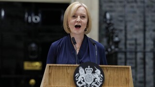 Βρετανία: Υπεραμύνεται του «μίνι προϋπολογισμού» η Λις Τρας, αλλά «αδειάζει» τον υπουργό Οικονομικών