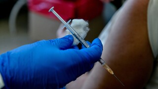 Κορωνοϊός: Ξεκινούν σήμερα οι πρώτοι εμβολιασμοί με τα επικαιροποιημένα εμβόλια