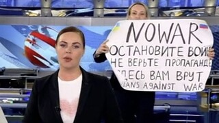 Ρωσία - Μαρίνα Οβσιανίκοβα: Καταζητείται η δημοσιογράφος που σήκωσε αντιπολεμικό πλακάτ