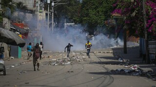 Αϊτή: Με δακρυγόνα απωθεί η αστυνομία χιλιάδες διαδηλωτές - Καταγγέλλουν τις αυξήσεις τιμών