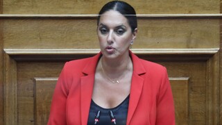 Βουλή: Λιποθύμησε η Νόνη Δούνια