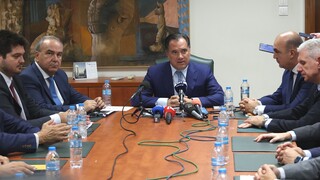 Συμφωνία Γεωργιάδη-σούπερ μάρκετ για συγκράτηση ανατιμήσεων σε 50 προϊόντα στο «καλάθι»
