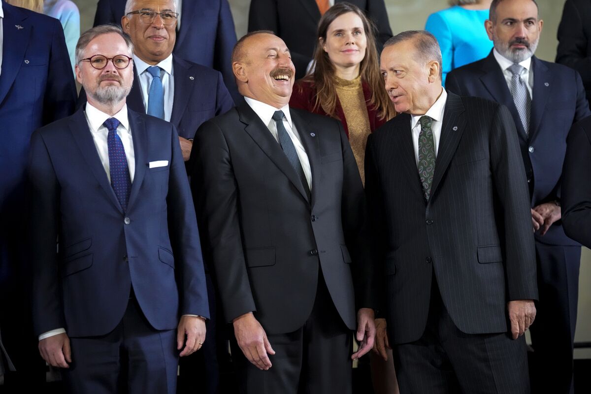 erdogan-Aliyev2-praga-AP.jpg