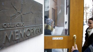 Ρωσία: Κατασχέθηκαν τα γραφεία της Memorial μετά το Νόμπελ Ειρήνης στην εμβληματική οργάνωση