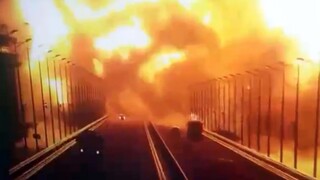 Καταρρέει η γέφυρα της Κριμαίας μετά από έκρηξη σε παγιδευμένο όχημα - Πανηγυρίζει η Ουκρανία