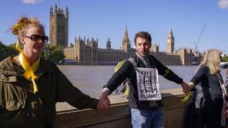 Βρετανία: Ανθρώπινη αλυσίδα στο κοινοβούλιο κατά της έκδοσης Ασάνζ στις ΗΠΑ